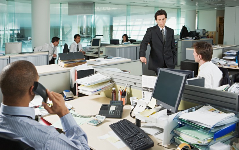 oficina-gente-trabajando